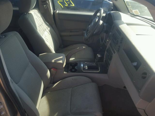 1J8HG48N26C245355 - 2006 JEEP COMMANDER TAN photo 5