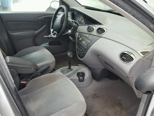 1FAFP36362W302357 - 2002 FORD FOCUS SE SILVER photo 5