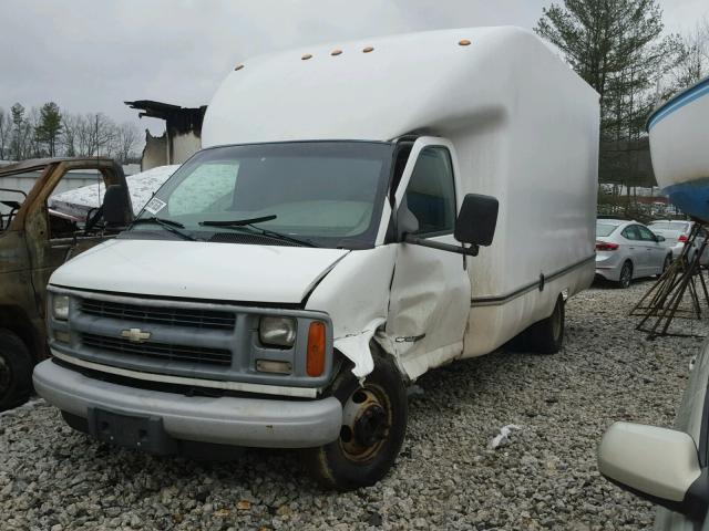 1GBJG31R511117037 - 2001 CHEVROLET EXPRESS CU WHITE photo 2