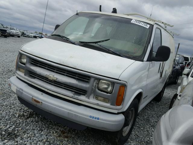 1GCHG35R711199115 - 2001 CHEVROLET EXPRESS G3 WHITE photo 2