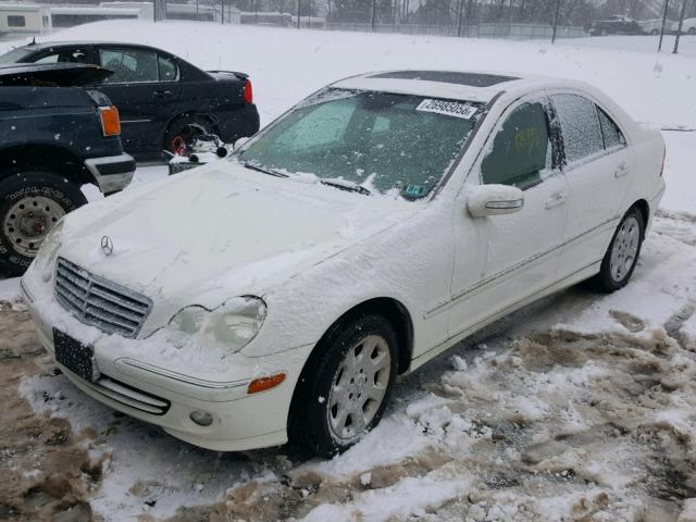 WDBRF81J65F637991 - 2005 MERCEDES-BENZ C 240 4MAT WHITE photo 2