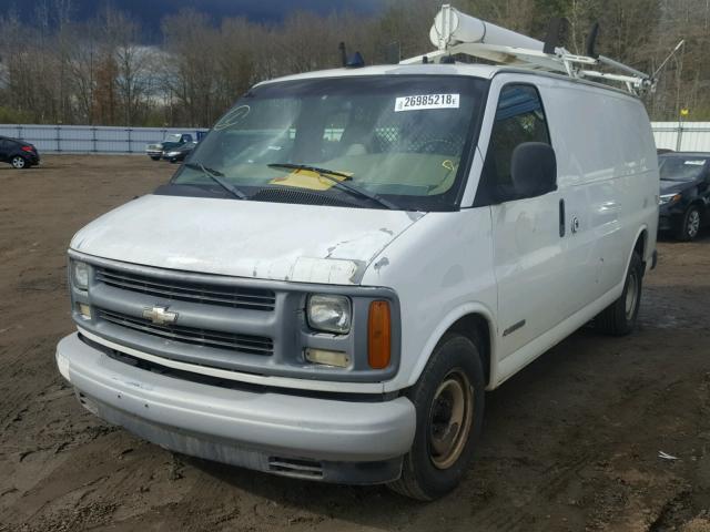 1GCFG25W521109761 - 2002 CHEVROLET EXPRESS G2 WHITE photo 2