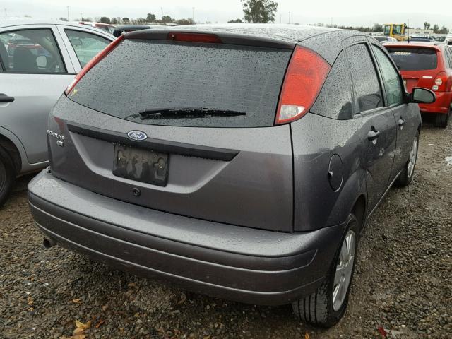 1FAHP37NX7W271694 - 2007 FORD FOCUS ZX5 GRAY photo 4