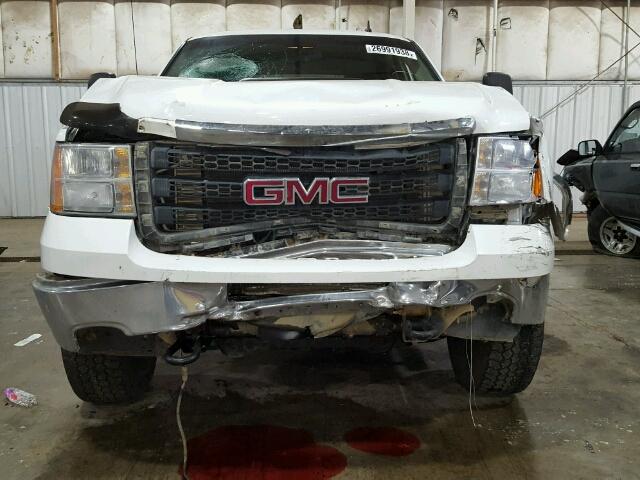 1GT120C83BF160096 - 2011 GMC SIERRA K25 WHITE photo 9