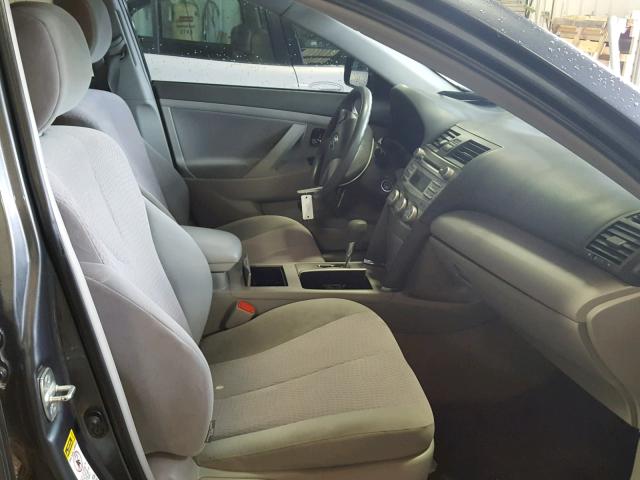 4T1BF3EK5AU043953 - 2010 TOYOTA CAMRY BASE GRAY photo 5