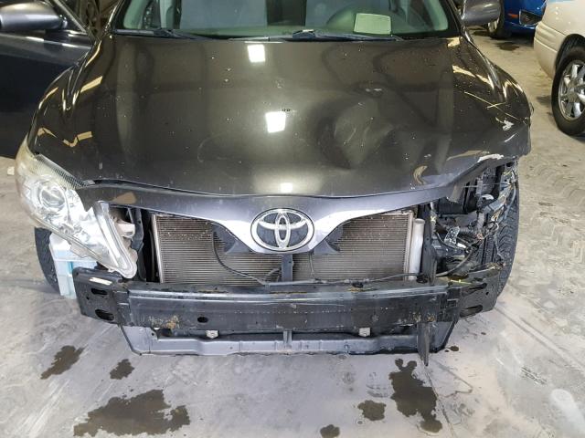 4T1BF3EK5AU043953 - 2010 TOYOTA CAMRY BASE GRAY photo 7