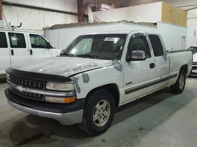 2GCEC19T521225845 - 2002 CHEVROLET SILVERADO WHITE photo 2