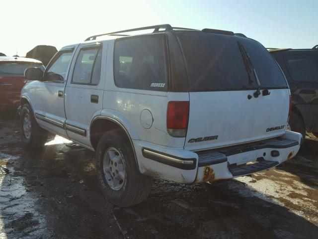 1GNDT13W9W2159442 - 1998 CHEVROLET BLAZER WHITE photo 3