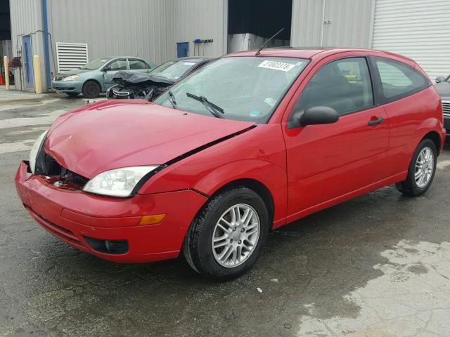 3FAFP31N35R113620 - 2005 FORD FOCUS ZX3 RED photo 2