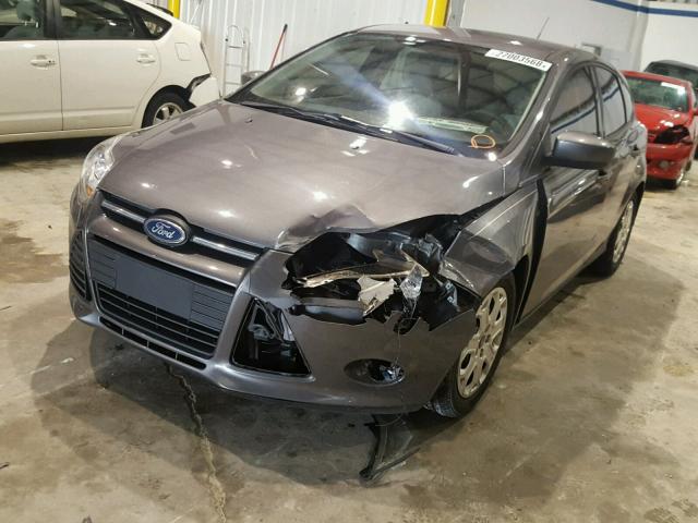 1FAHP3K27CL152882 - 2012 FORD FOCUS SE GRAY photo 2