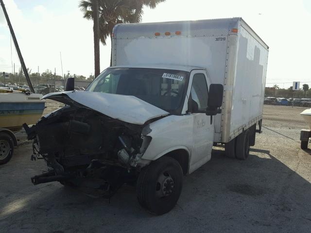 1GBJG31K281114528 - 2008 CHEVROLET EXPRESS G3 WHITE photo 2