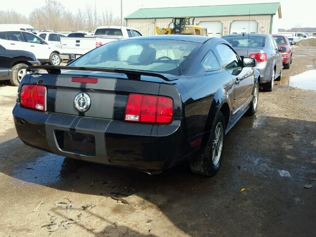 1ZVFT80N055161516 - 2005 FORD MUSTANG BLACK photo 4