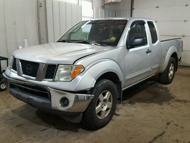 1N6AD06W55C462092 - 2005 NISSAN FRONTIER K SILVER photo 2