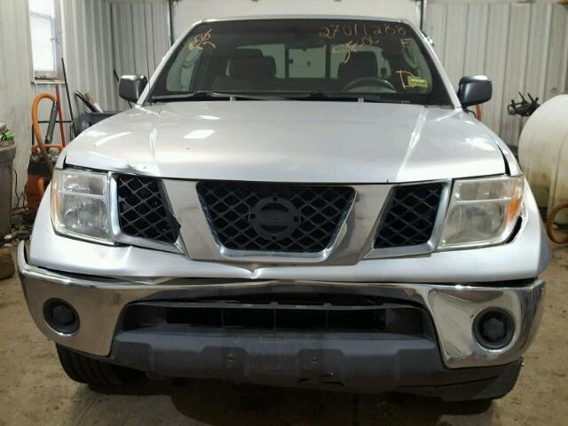 1N6AD06W55C462092 - 2005 NISSAN FRONTIER K SILVER photo 9