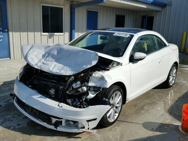 WVWBW8AH1DV000317 - 2013 VOLKSWAGEN EOS KOMFOR WHITE photo 2