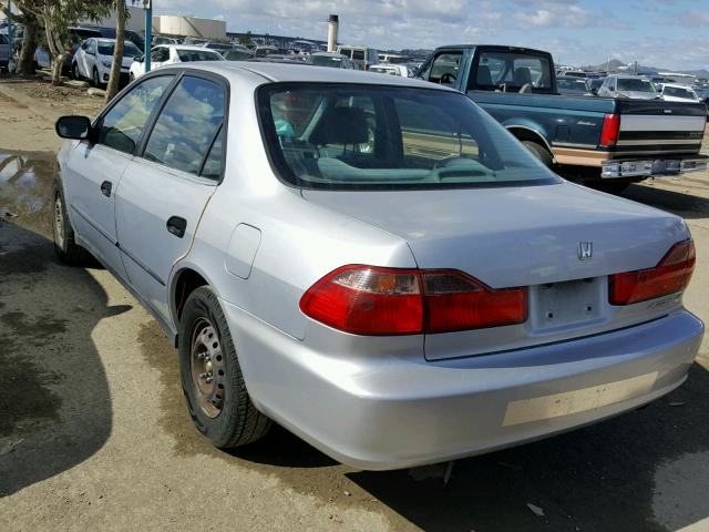 1HGCF8649WA251768 - 1998 HONDA ACCORD DX SILVER photo 3