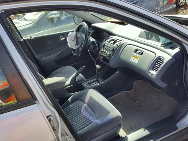 1HGCF8649WA251768 - 1998 HONDA ACCORD DX SILVER photo 5