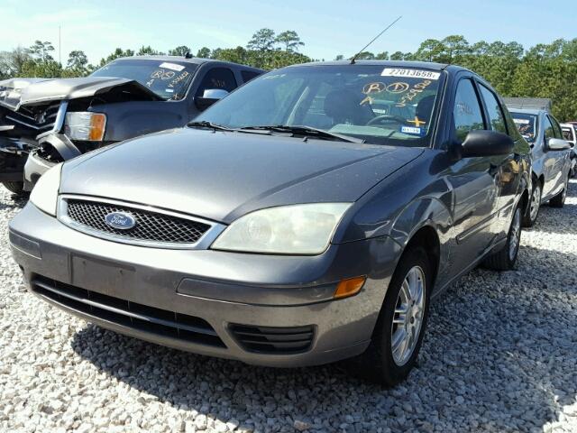 1FAFP34N06W208520 - 2006 FORD FOCUS ZX4 GRAY photo 2