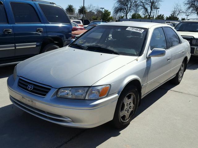 JT2BG22K5Y0469992 - 2000 TOYOTA CAMRY CE SILVER photo 2