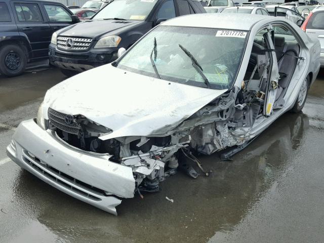 4T1BF30KX2U011086 - 2002 TOYOTA CAMRY LE SILVER photo 2