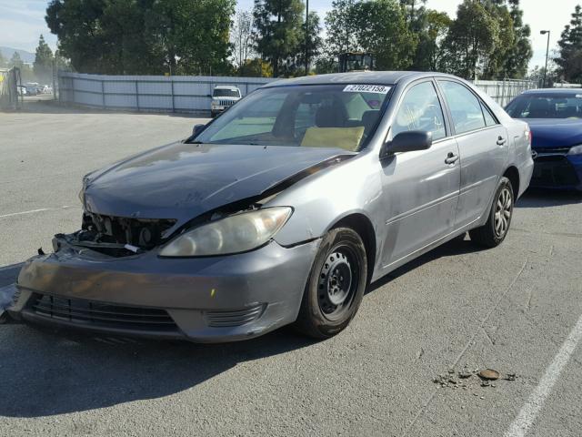 4T1BE32K95U958625 - 2005 TOYOTA CAMRY LE GRAY photo 2