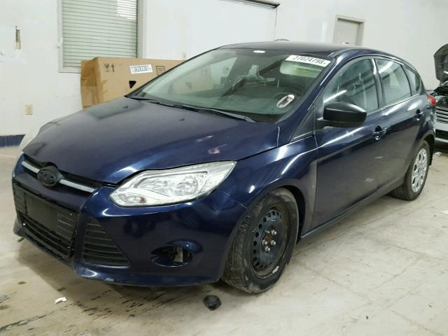 1FAHP3K29CL135582 - 2012 FORD FOCUS SE BLUE photo 2