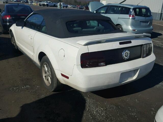 1ZVFT84N665252169 - 2006 FORD MUSTANG WHITE photo 3