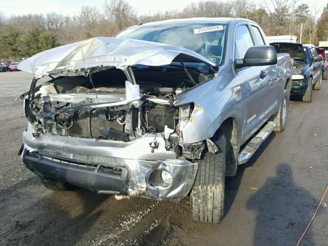 5TFUY5F1XCX260781 - 2012 TOYOTA TUNDRA DOU SILVER photo 2