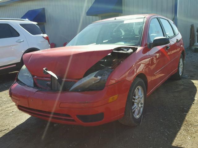 1FAHP37NX6W250245 - 2006 FORD FOCUS ZX5 RED photo 2