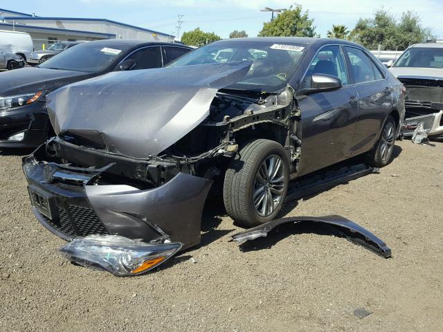 4T1BF1FK9HU345419 - 2017 TOYOTA CAMRY LE GRAY photo 2