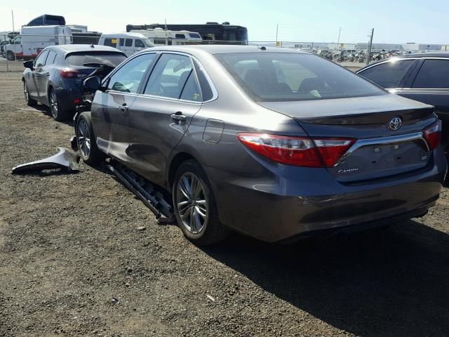 4T1BF1FK9HU345419 - 2017 TOYOTA CAMRY LE GRAY photo 3