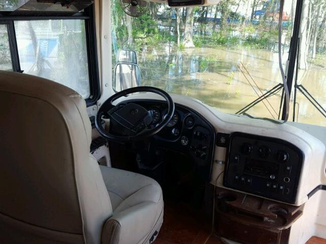 1RF120610Y1007690 - 2000 ROADMASTER RAIL EXECUTIVE/ WHITE photo 5