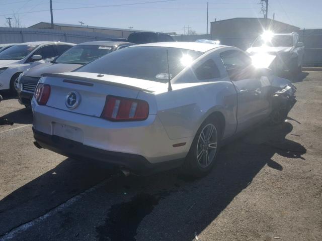 1ZVBP8AM7C5279519 - 2012 FORD MUSTANG SILVER photo 4