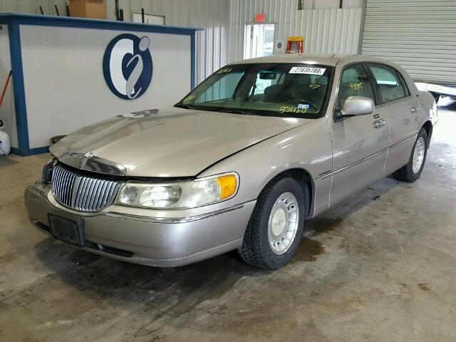 1LNHM81W2YY831128 - 2000 LINCOLN TOWN CAR E TAN photo 2