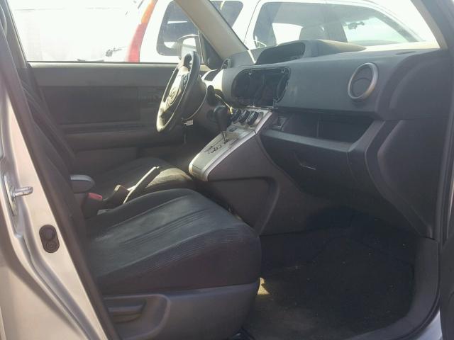JTLKE50EX81035481 - 2008 TOYOTA SCION XB SILVER photo 5