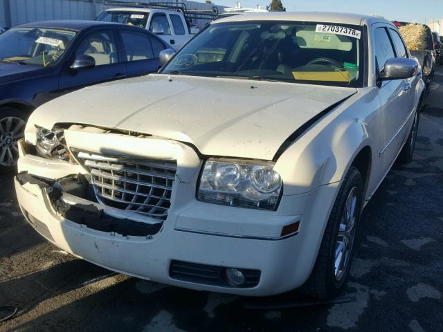 2C3CK5CV3AH320457 - 2010 CHRYSLER 300 TOURIN CREAM photo 2