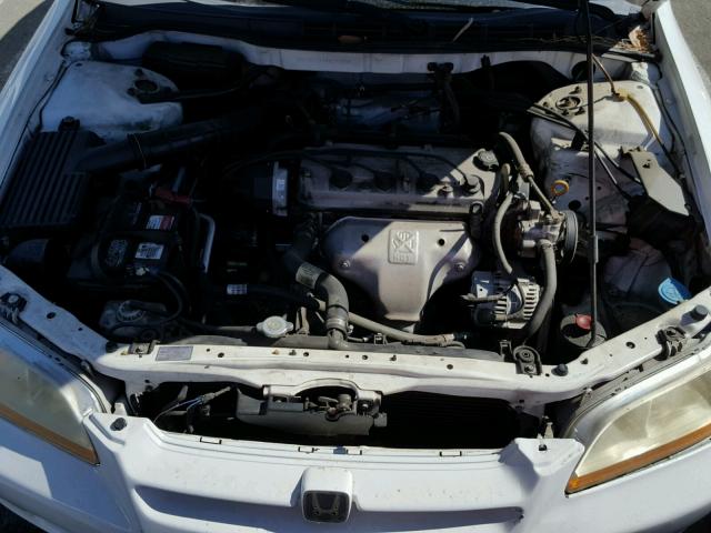 1HGCG5642WA196866 - 1998 HONDA ACCORD LX WHITE photo 7