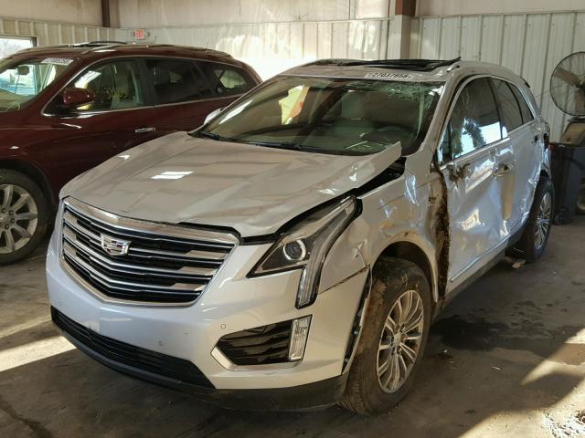 1GYKNBRS6HZ303120 - 2017 CADILLAC XT5 LUXURY SILVER photo 2