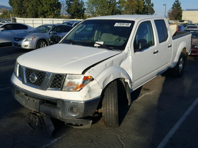 1N6AD09UX7C405609 - 2007 NISSAN FRONTIER C WHITE photo 2