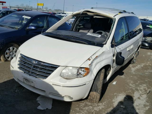 2C8GP64LX5R238189 - 2005 CHRYSLER TOWN & COU WHITE photo 2