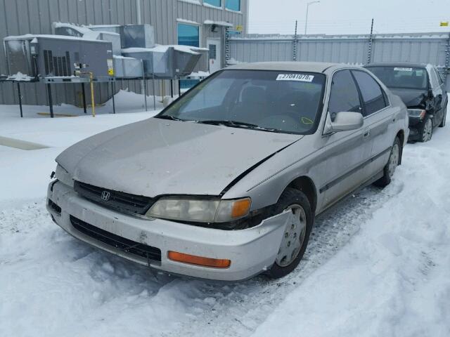 1HGCD5636TA801306 - 1996 HONDA ACCORD LX SILVER photo 2