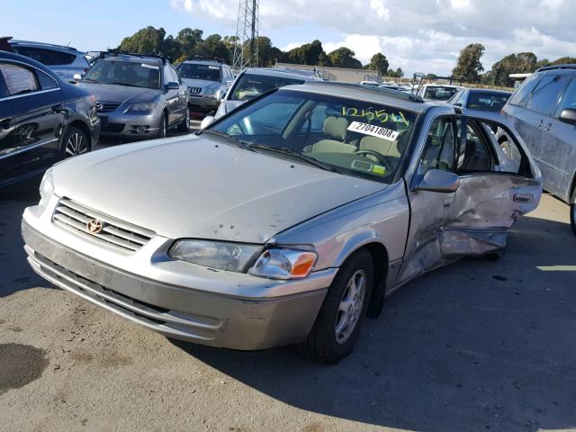 JT2BG22K7X0327397 - 1999 TOYOTA CAMRY LE BEIGE photo 2