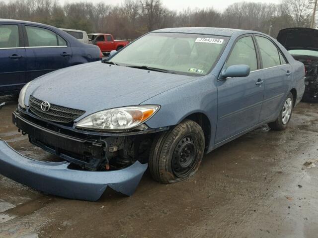 4T1BE32K02U638086 - 2002 TOYOTA CAMRY LE BLUE photo 2