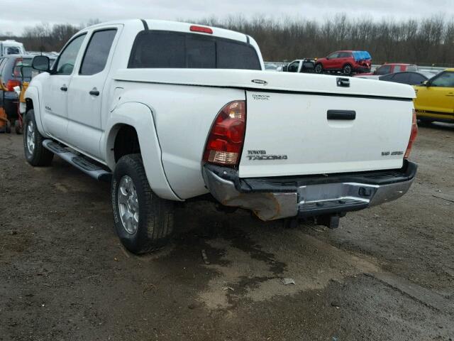 5TELU42N67Z343634 - 2007 TOYOTA TACOMA DOU WHITE photo 3