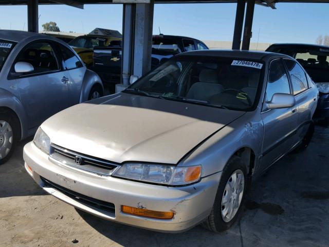 1HGCD563XTA224585 - 1996 HONDA ACCORD LX SILVER photo 2