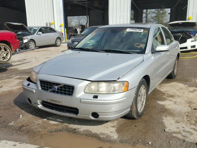 YV1RS612752435916 - 2005 VOLVO S60 SILVER photo 2