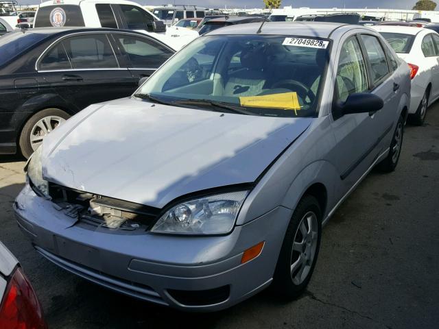 1FAFP34N75W101978 - 2005 FORD FOCUS ZX4 GRAY photo 2