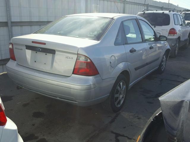 1FAFP34N75W101978 - 2005 FORD FOCUS ZX4 GRAY photo 4