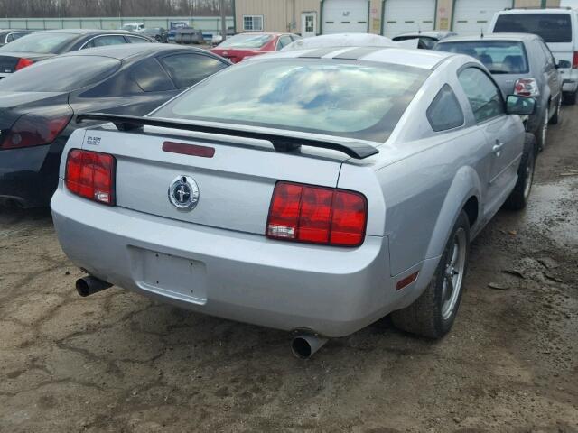 1ZVHT80N685207721 - 2008 FORD MUSTANG GRAY photo 4
