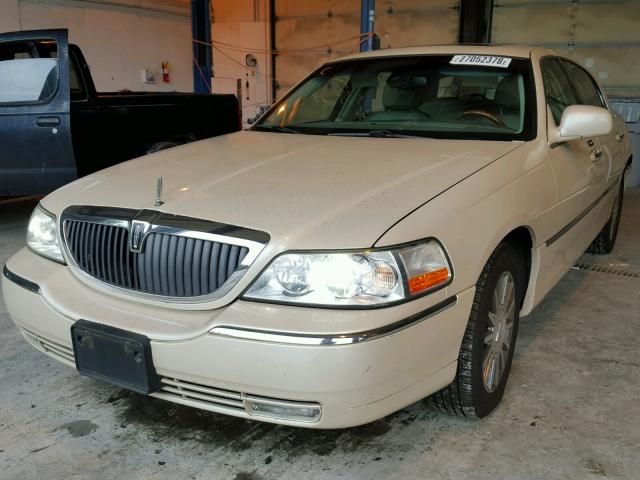 1LNHM82W63Y685162 - 2003 LINCOLN TOWN CAR S CREAM photo 2